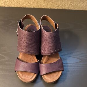 Sofft Purple Textured Leather Comfort Sandals Side Zippers Size 8.5